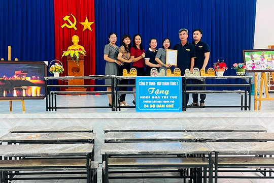Trao tặng bàn ghế tái chế cho học sinh Đồng Nai