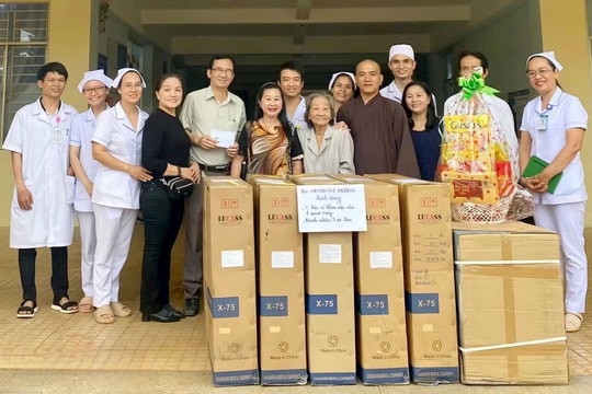 Bệnh nhân tặng quà tri ân sau khi được cứu sống
