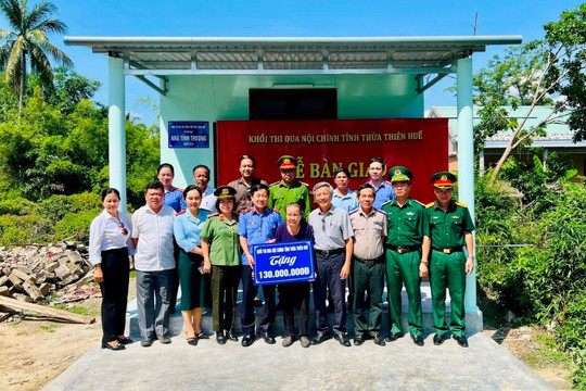 Bàn giao nhà tình thương cho hộ gia đình khó khăn