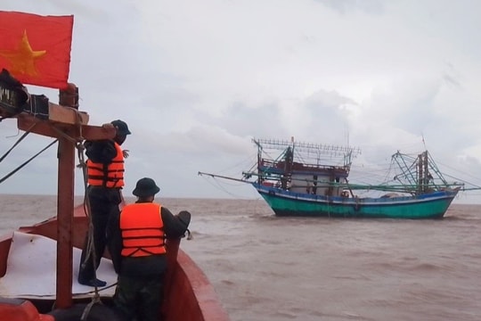 Kịp thời hỗ trợ ngư dân và tàu cá mắc cạn trên biển