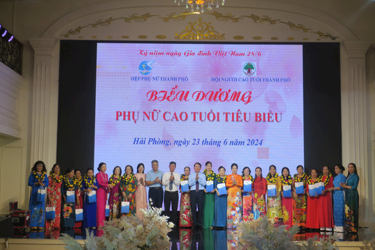 Biểu dương nhóm trẻ, giáo viên, người chăm sóc trẻ tiêu biểu