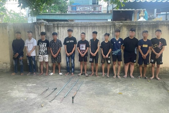 Mang hung khí gây thương tích cho người đi đường