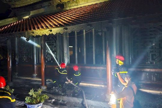 Chùa Thuyền Lâm ở Huế bốc cháy dữ dội trong đêm