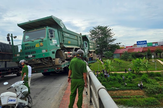 Xe đầu kéo tự gây tai nạn khiến đầu xe rớt xuống chân cầu An Lỗ