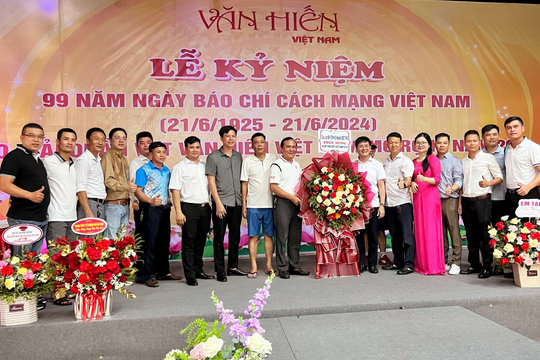 Tạp chí Văn hiến giao lưu và tặng quà các em nhỏ ở Hà Tĩnh