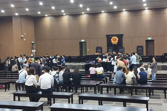 Hoãn xử đường dây cho vay lãi có lượng bị cáo "kỉ lục"