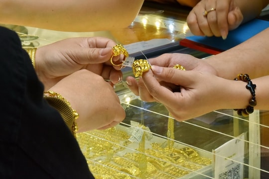 Giá vàng hôm nay 25/6: Vàng thế giới thấp hơn vàng SJC 5,28 triệu đồng/lượng