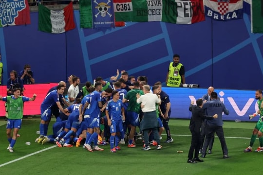 Euro 2024: Italia chứng tỏ bản lĩnh trong trận cầu như 'tàu lượn cảm xúc'