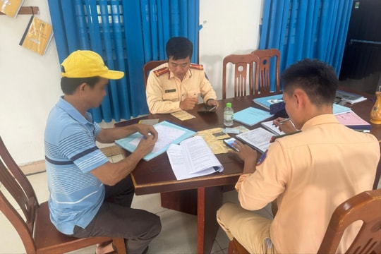 Xử phạt tài xế xe đầu kéo chở thép cuộn đổ xuống mặt đường