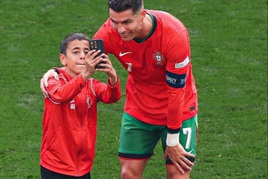 Ronaldo bị fan cuồng "quấy rối", UEFA yêu cầu tăng cường lực lượng an ninh