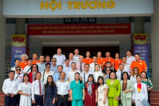 Kiều bào đến thăm cán bộ, chiến sĩ Vùng 5 Hải quân