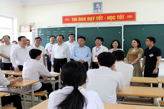Phó Thủ tướng Lê Thành Long kiểm tra công tác chuẩn bị thi tốt nghiệp THPT tại Nghệ An