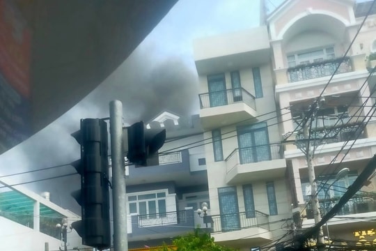 Cháy nhà 3 lầu ở Hóc Môn, TP.HCM