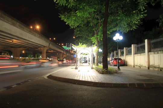 Quận Thanh Xuân (Hà Nội): Các giàn hoa trang trí lung linh về đêm