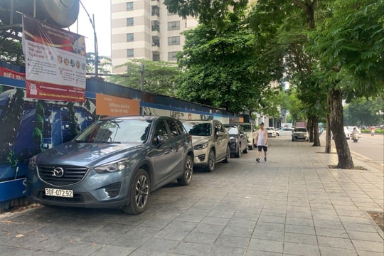Hà Nội: Tái diễn tình trạng xe ô tô đỗ bừa bãi vỉa hè, lòng đường khu vực đường Lê Văn Lương