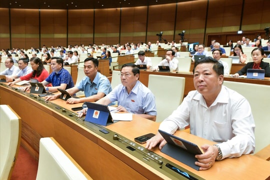 Chính thức thông qua Luật Trật tự, an toàn giao thông đường bộ