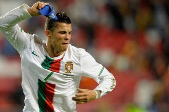 Cái đầu nóng của Ronaldo bao năm vẫn vậy