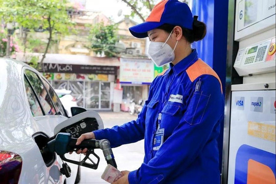Xăng tăng giá lần thứ ba, RON 95 vượt mốc 23.000 đồng/lít