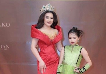 Á hậu nhí Hoàng Vân biểu diễn tại Mrs Earth Vietnam