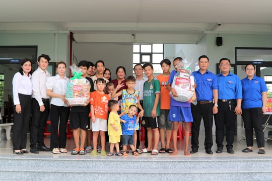 Chi đoàn TAND TP. Bạc Liêu thăm, tặng quà trẻ em mồ côi