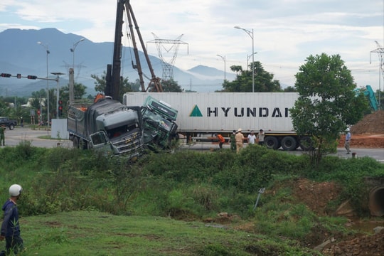 Xe đầu kéo mất lái va chạm xe tải trên đường tránh