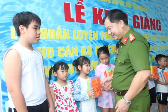 Công an TP.HCM khai giảng lớp huấn luyện phòng, chống đuối nước cho trẻ em