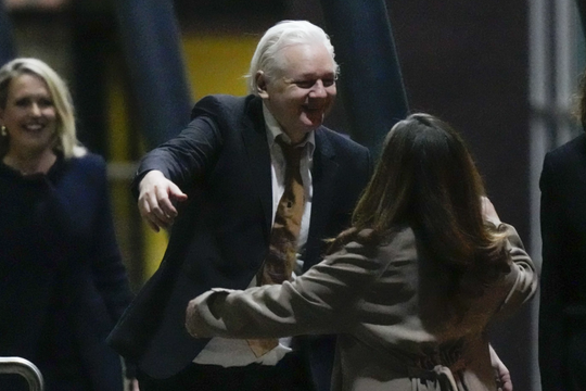 Nhà sáng lập WikiLeaks Julian Assange được trả tự do