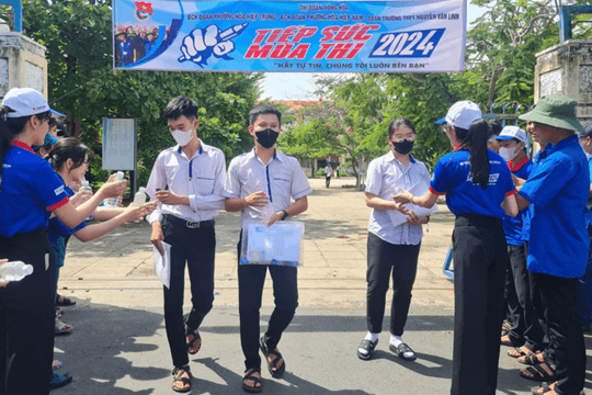 Thí sinh sử dụng điện thoại trong nhà vệ sinh bị đình chỉ thi