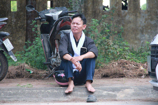 Xúc động hình ảnh người đàn ông quàng khăn tang chờ con tại điểm thi