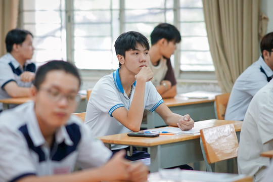 TP.HCM: Một thí sinh mở tài liệu trong buổi thi môn Ngữ văn