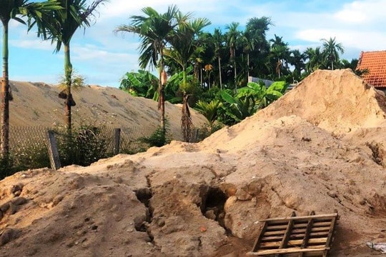 Nhiều núi cát 'mọc' trong khu dân cư ở thị xã Đức Phổ