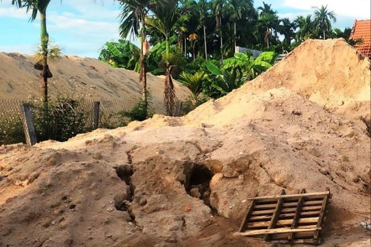 Chủ tịch UBND thị xã Đức Phổ chỉ đạo kiểm tra những núi cát 'mọc' trong khu dân cư