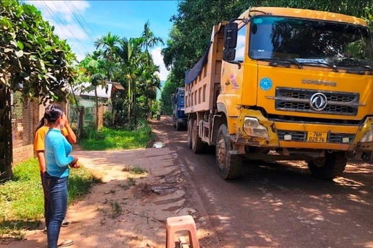 Xe chở đất 'tung hoành' khiến người dân bất an