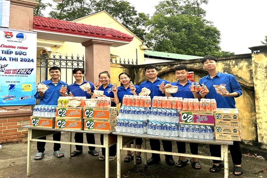 Làm thiệp Handmade, thiết kế Slogan tiếp sức tinh thần thí sinh