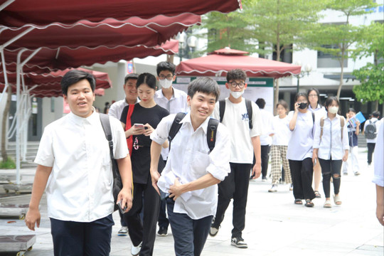 Thi tốt nghiệp THPT 2024: Thí sinh hồ hởi sau khi kết thúc bài thi tổ hợp