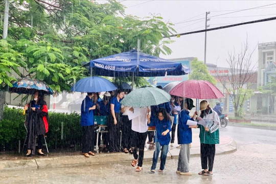 Những hình ảnh đẹp tiếp sức mùa thi tại Thanh Hóa, Ninh Bình