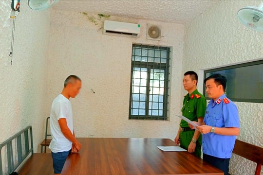 Mua pháo hoa nổ từ Lào về để sử dụng