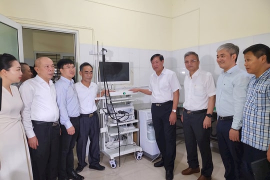 Thứ trưởng Bộ Y tế Đỗ Xuân Tuyên trao tặng thiết bị y tế tại Thanh Hóa
