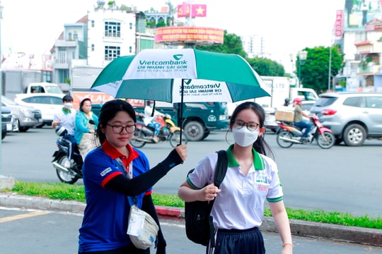 Dấu ấn áo xanh tình nguyện trong kỳ thi tốt nghiệp THPT ở TP.HCM
