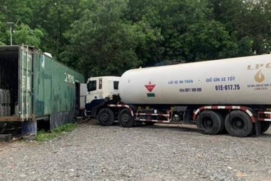 Ngụy trang chiết gas lậu trong container
