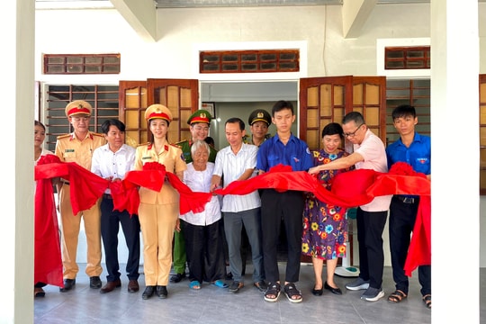 Bàn giao nhà tình nghĩa và tặng quà cho các em học sinh khó khăn học giỏi
