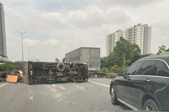 Hà Nội: Xe tải chở cửa gỗ lật chắn ngang đường trên đường Vành đai 3