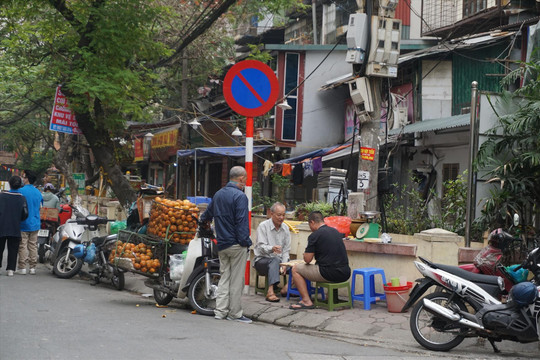 Đề xuất thí điểm thu phí vỉa hè Hà Nội