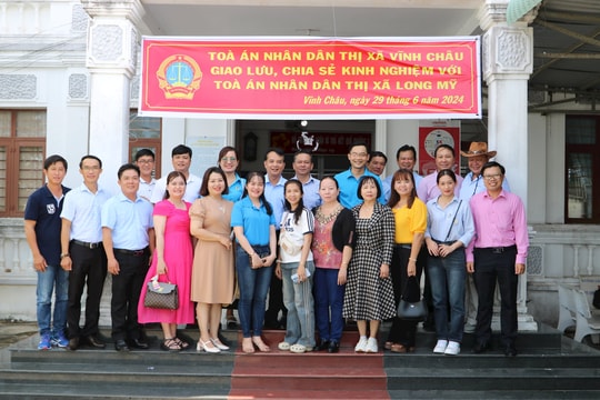 TAND thị xã Long Mỹ và TAND thị xã Vĩnh Châu giao lưu, trao đổi kinh nghiệm