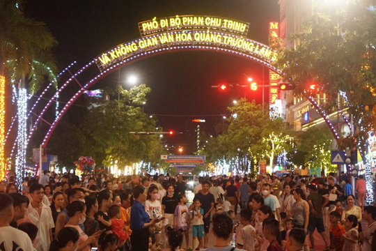 Người dân nô nức trải nghiệm phố đi bộ đầu tiên ở Thanh Hóa