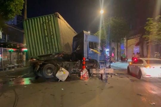 Container mất lái tông dải phân cách, tài xế may mắn thoát chết