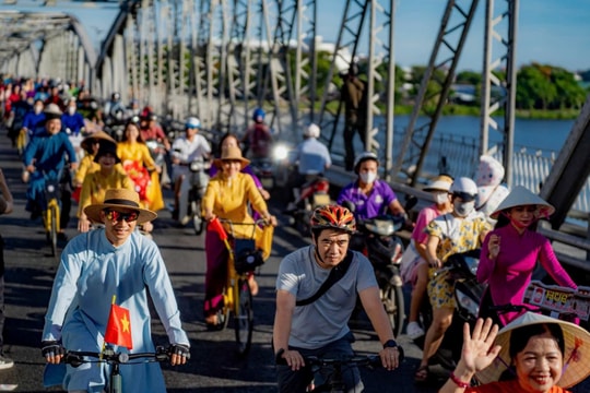 Gần 200 người tham dự hoạt động "Áo dài với đạp xe vì môi trường" ở Huế