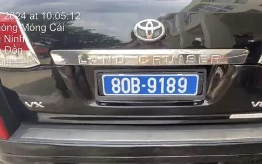 Phát hiện tài xế lắp biển xanh giả lưu thông trên đường