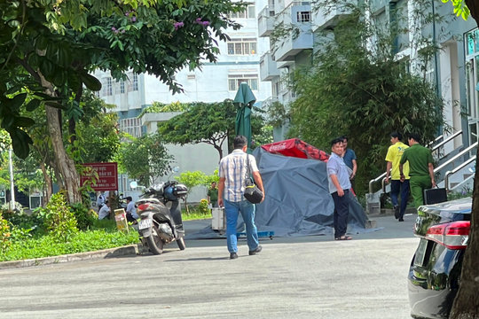 Nam sinh viên rơi lầu ký túc xá