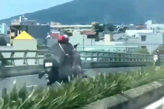 Xác minh người điều khiển xe máy chạy ngược chiều trên cầu vượt, gây tai nạn